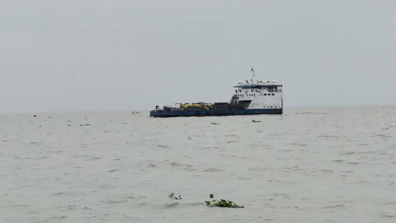 ভোলায় নামতে শুরু করেছে জোয়ারের পানি, স্বাভাবিক হয়েছে ফেরি চলাচল