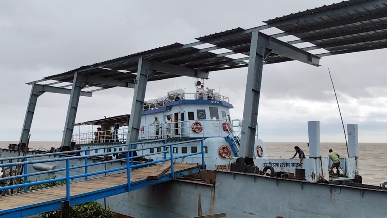 বৈরী আবহাওয়ায় ভোলার ১০ রুটে লঞ্চ চলাচল বন্ধ