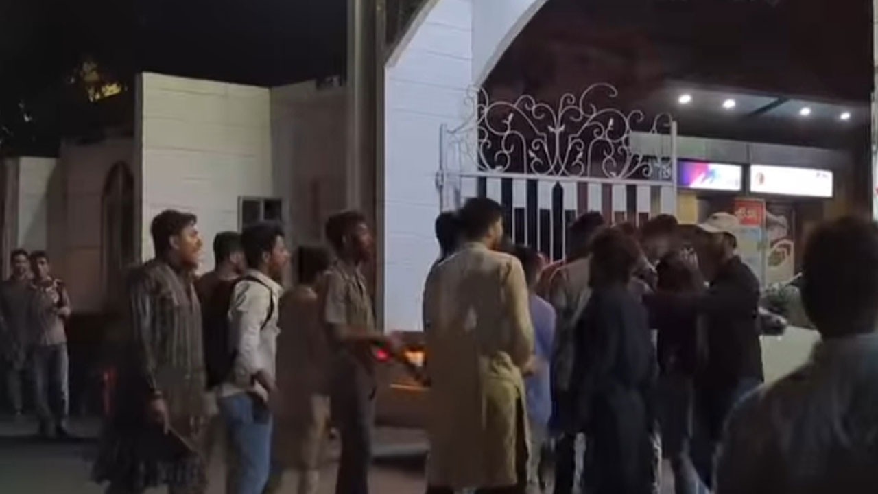 চট্টগ্রামে ছেলের বিয়ে থেকে আ. লীগ নেতাকে গ্রেপ্তারের দাবিতে বিক্ষোভ