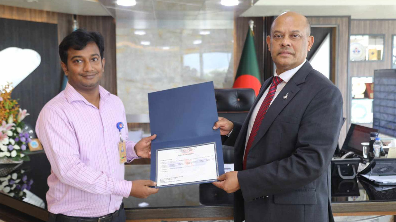 বিমানের চাকা খুলে যাওয়ার ঘটনা শনাক্তকারী এটিসি কন্ট্রোলারকে সম্মাননা