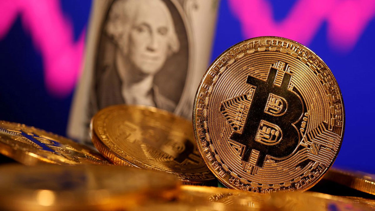 রেকর্ড গড়ার পরদিনই ব্যাপক দরপতন বিটকয়েনের