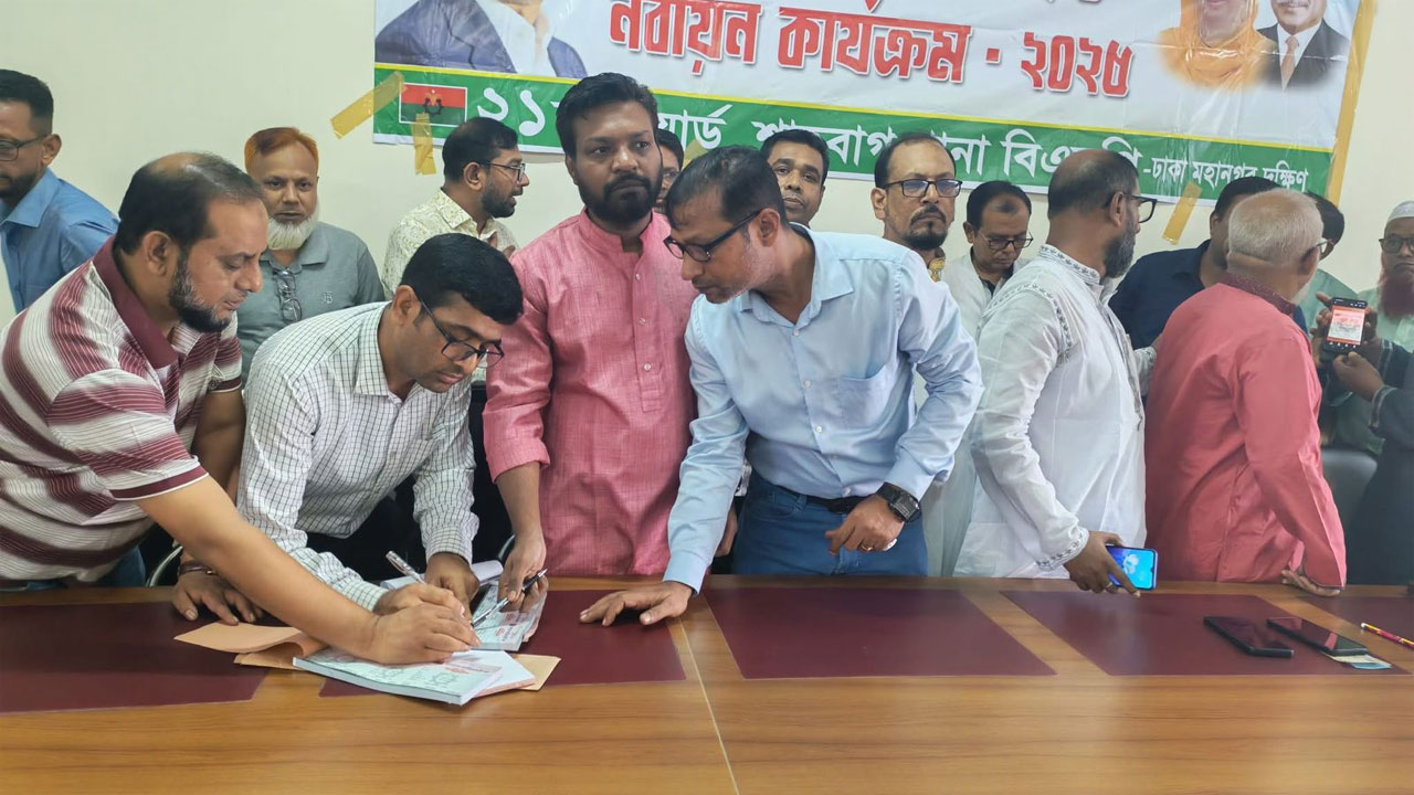 ঢাবির প্রশাসনিক ভবনে অফিস সময়ে বিএনপির সদস্য সংগ্রহ