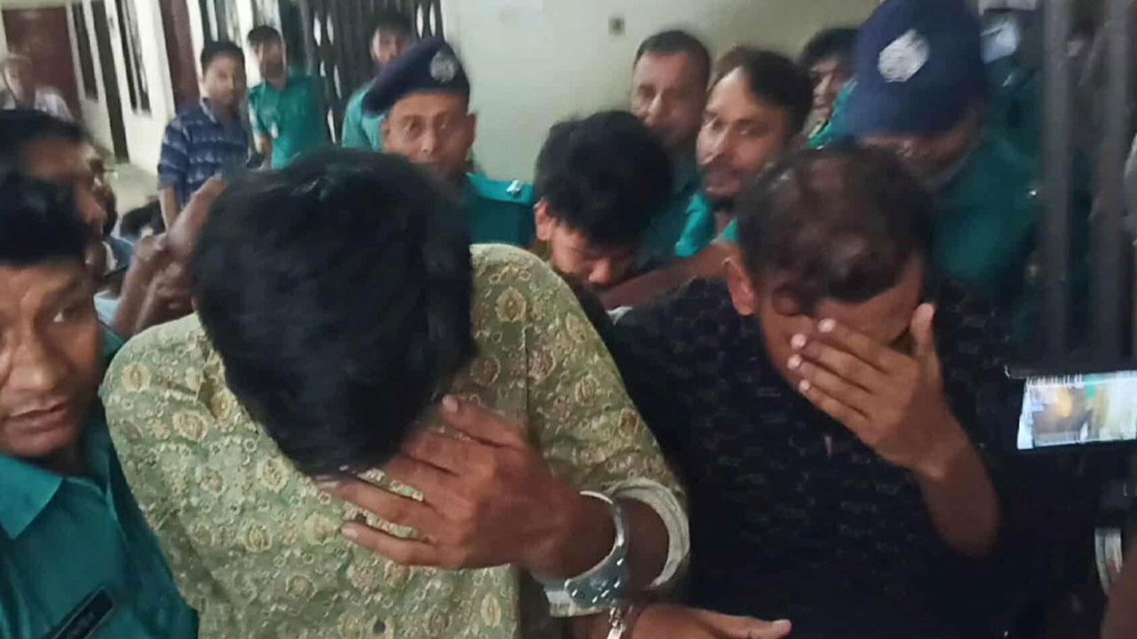 আদালত প্রাঙ্গণে ‘চাঁদাবাজ’ স্লোগান, মাথা নিচু বৈষম্যবিরোধী ৪ ছাত্রনেতার