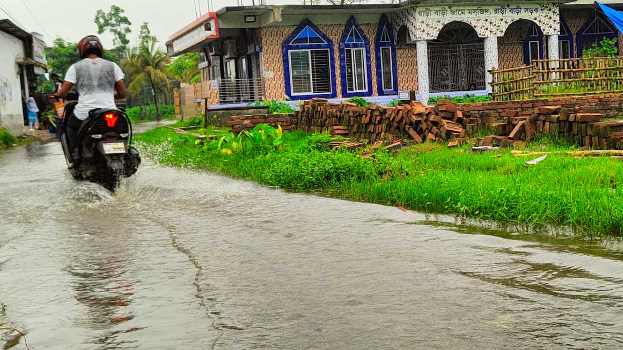 বরিশালে ১৫৯ মিলিমিটার বৃষ্টি, নদীর পানি ঢুকছে শহরে