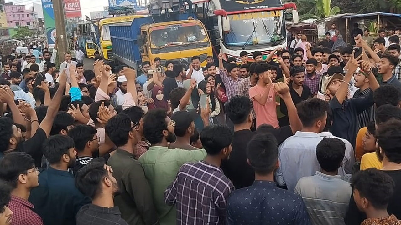 ৬ ঘণ্টা ধরে ঢাকা-বরিশাল মহাসড়ক অবরোধ করে রেখেছেন শিক্ষার্থীরা