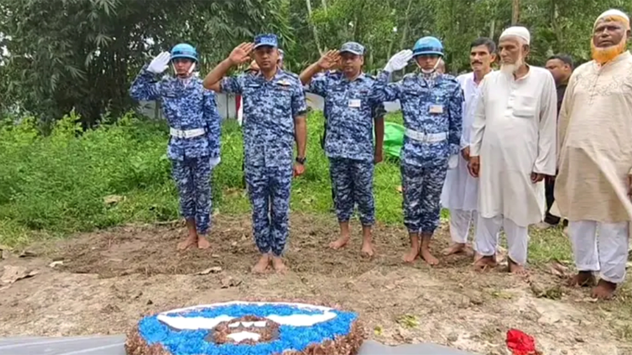 শিক্ষিকা মাসুকার কবরে বিমানবাহিনীর শ্রদ্ধা