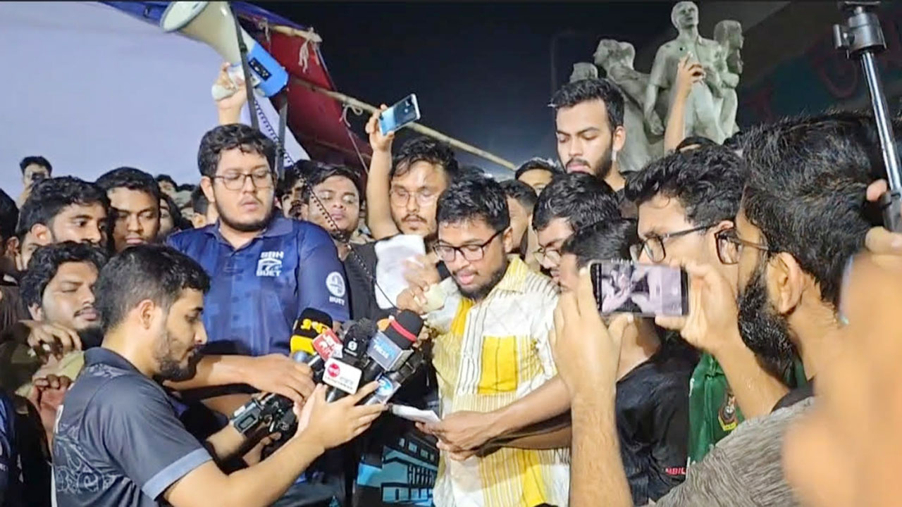 মিটফোর্ডে হত্যাকাণ্ডের প্রতিবাদে বুয়েট শিক্ষার্থীদের বিক্ষোভ
