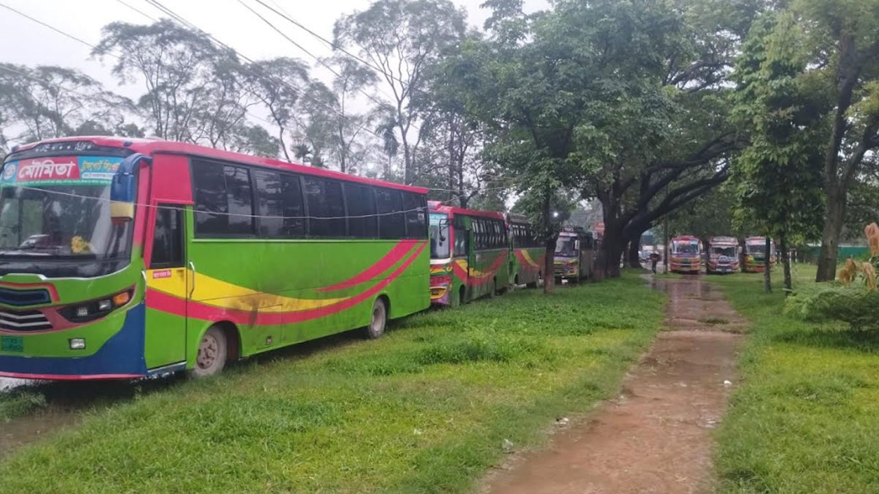 বাসের ধাক্কায় জাবি শিক্ষার্থীর বাবা নিহত, ক্ষতিপূরণের দাবিতে ১০ বাস আটক