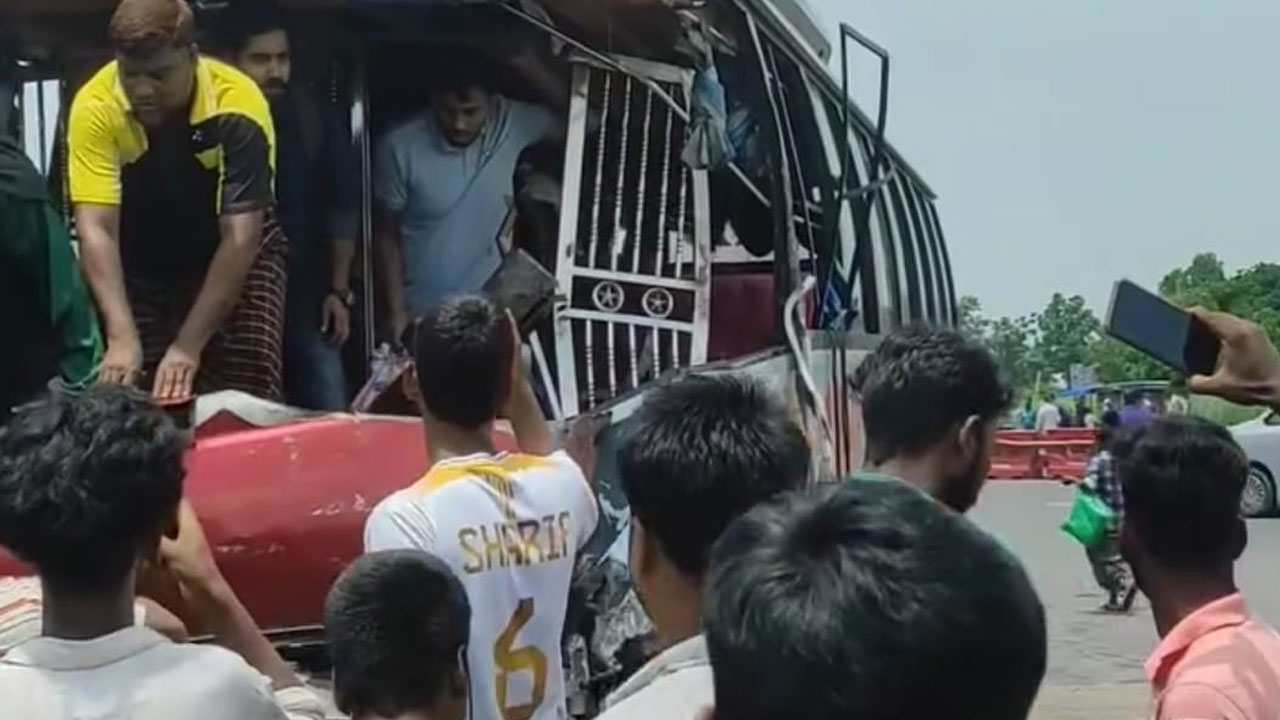 পদ্মা সেতুর মাওয়া প্রান্তে একসঙ্গে তিন বাস, জিপ, কার ও অটোরিকশার সংঘর্ষ