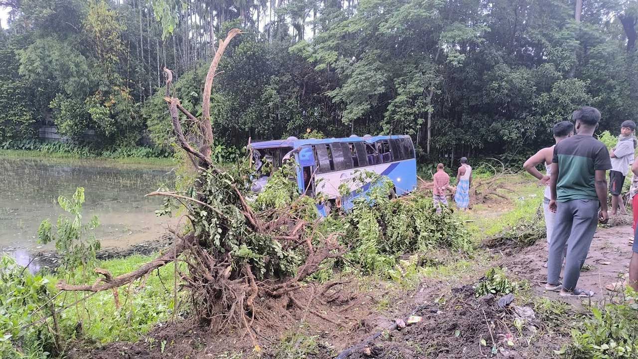 কক্সবাজারে নিয়ন্ত্রণ হারিয়ে যাত্রীবাহী বাস বিলে, আহত ২০