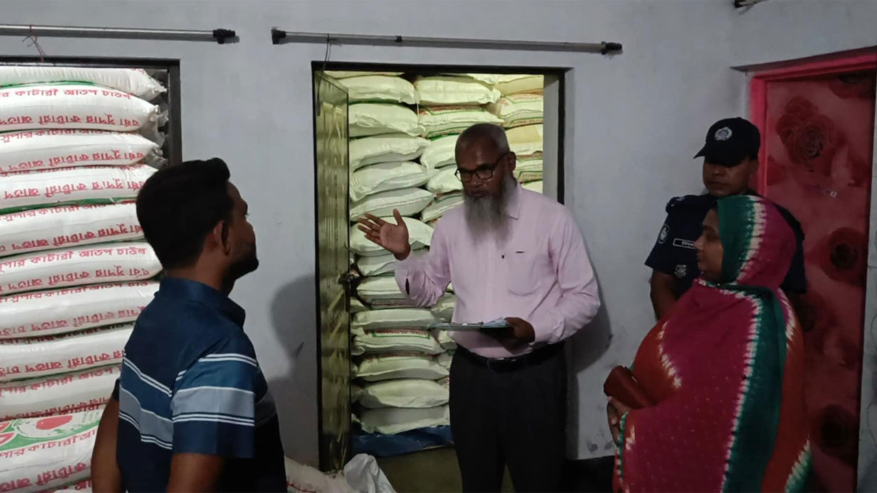 শ্বশুরবাড়িতে অবৈধভাবে চাল মজুত, ধরা খেলেন জামাই