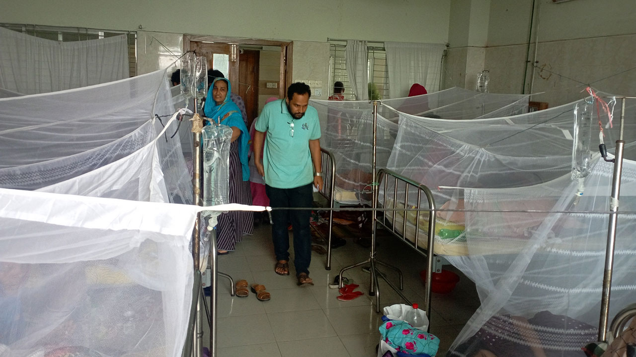 চাঁপাইনবাবগঞ্জে ডেঙ্গু আক্রান্ত ছাড়াল দেড় হাজার, হাসপাতালে ভর্তি ৬১