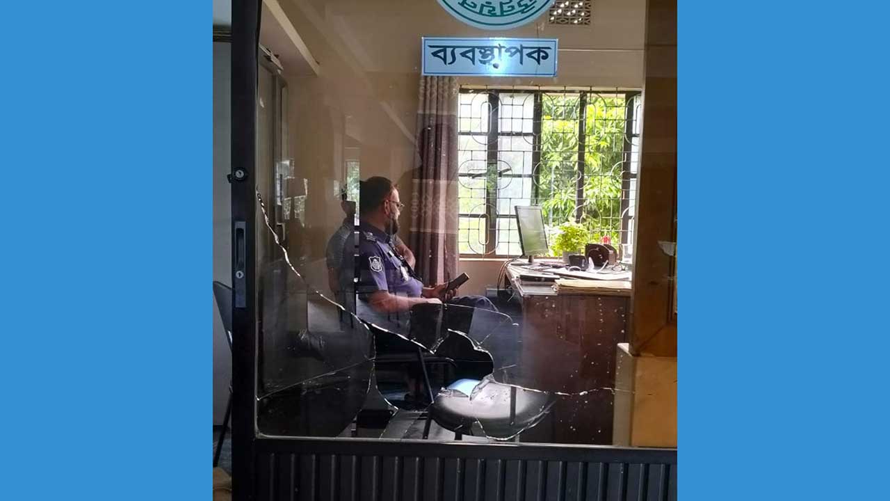 অর্থঋণ মামলা করায় ব্যাংকে প্রবেশ করে ম্যানেজারকে পেটালেন যুবদল নেতা