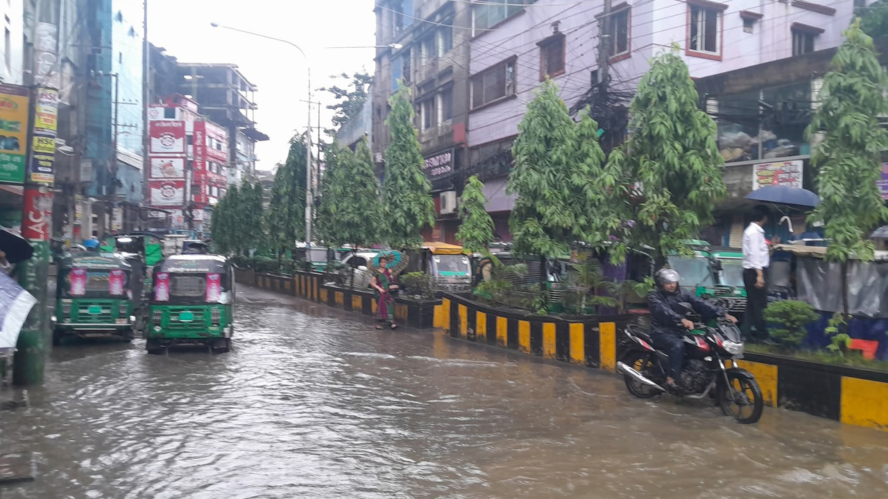 টানা বৃষ্টিতে চট্টগ্রাম নগরে জলাবদ্ধতা, যানজটে বেড়েছে দুর্ভোগ