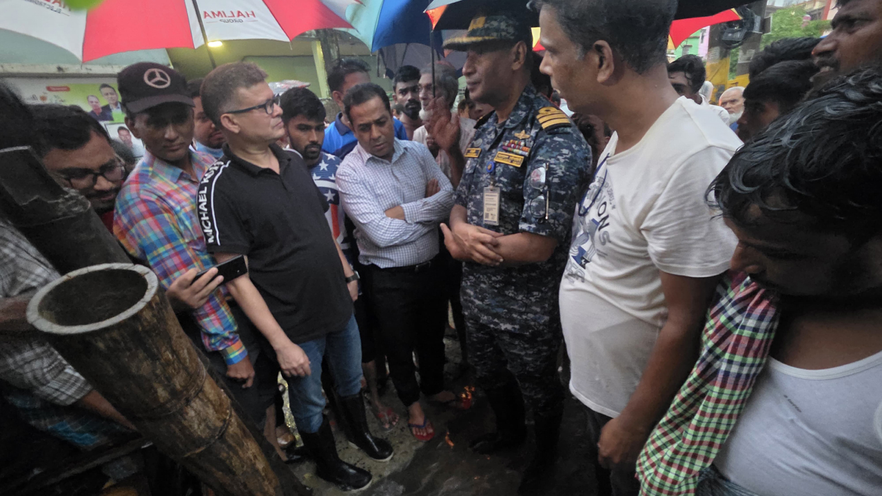 নালায় তলিয়ে যাওয়া শিশুর পরিবারকে চসিকের ৩০ হাজার টাকা সহায়তা