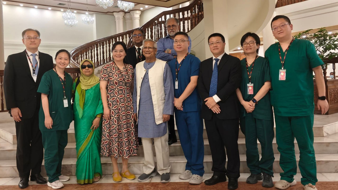 প্রধান উপদেষ্টার সঙ্গে চীনা চিকিৎসক দলের সাক্ষাৎ