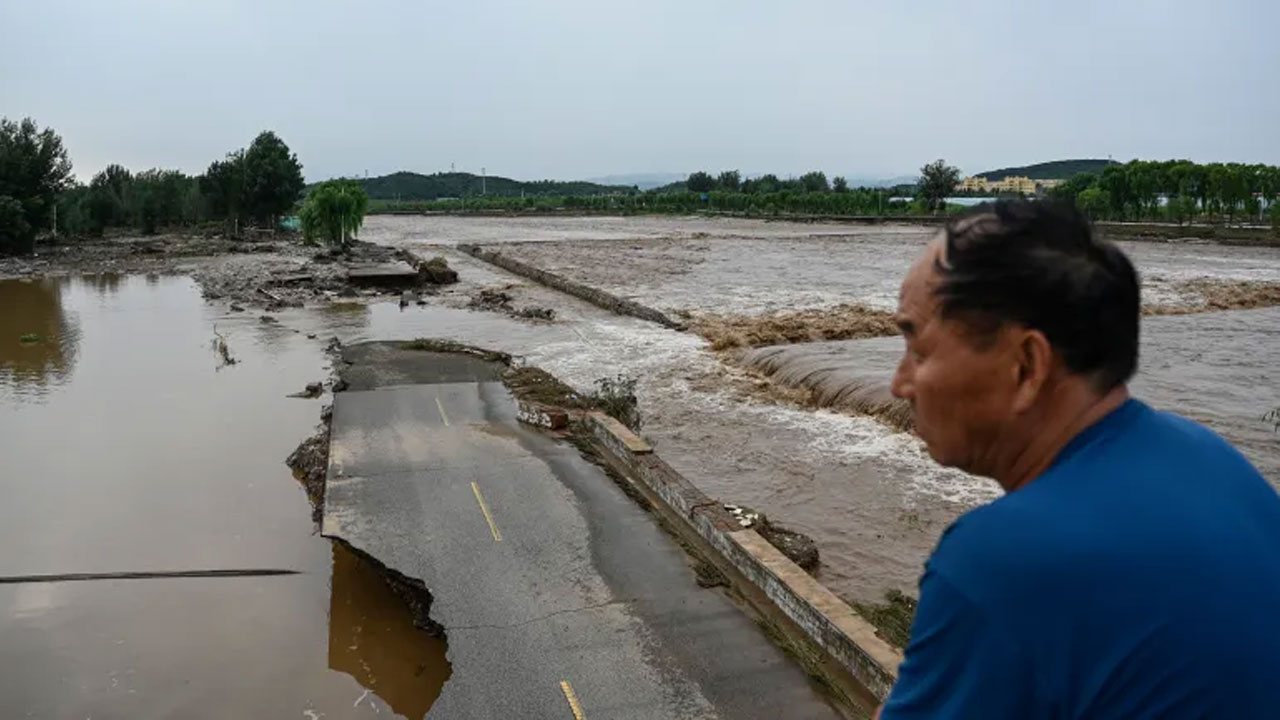 বেইজিংয়ে টানা ভারী বৃষ্টিপাত ও ভয়াবহ বন্যায় অন্তত ৩০ জনের মৃত্যু