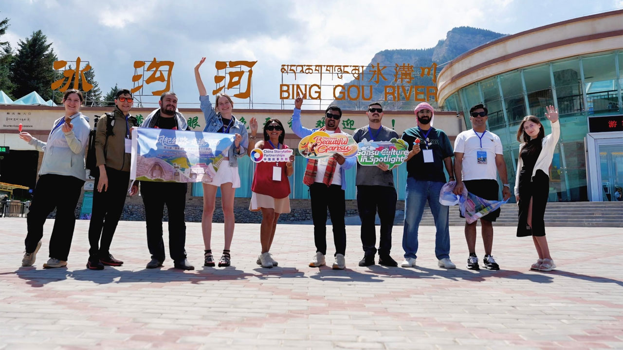 চীনের রেশম পথের ঐতিহ্য ও সংস্কৃতি অন্বেষণে বিদেশি ভ্রমণকারীরা