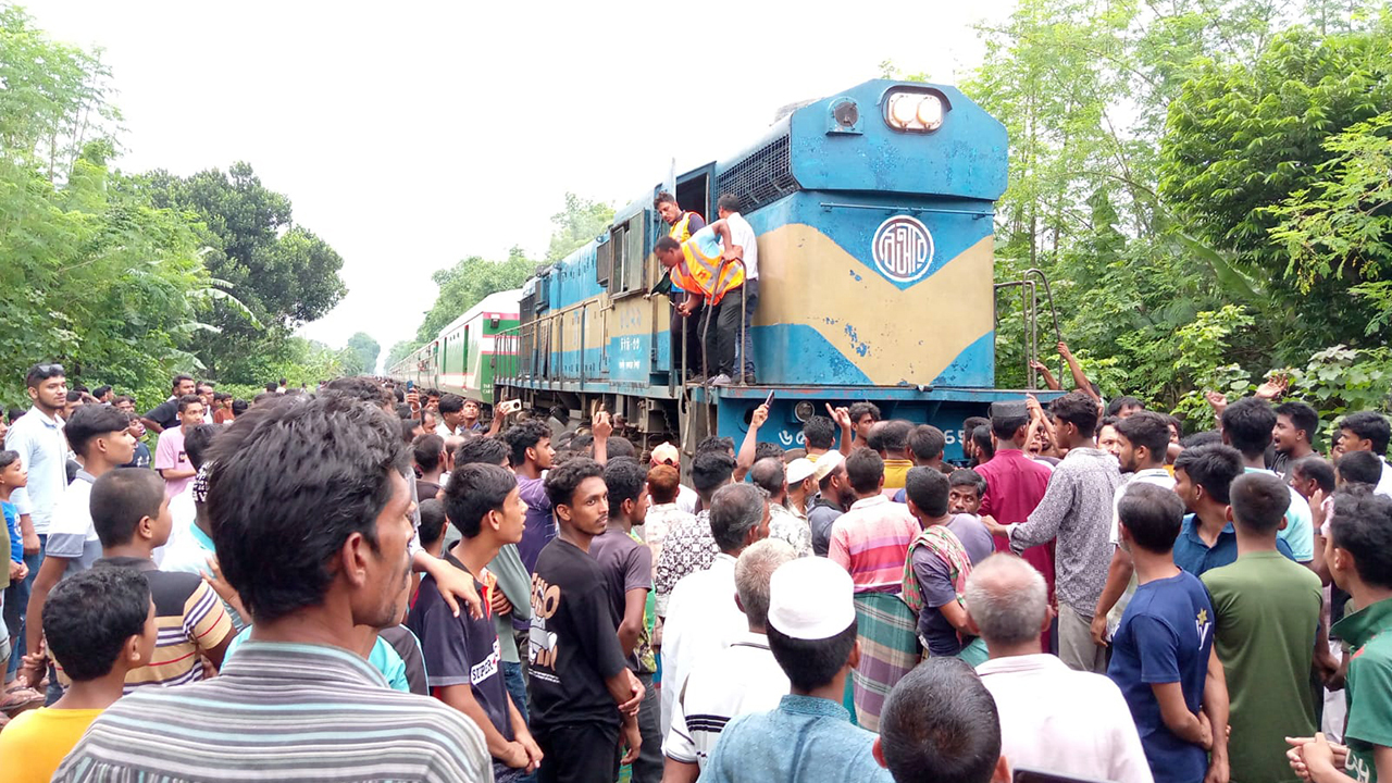 চুয়াডাঙ্গায় রেললাইনে যুবকের মৃত্যু, এলাকাবাসীর ট্রেন অবরোধ