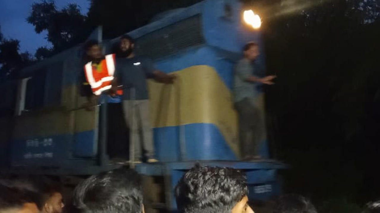 দুই ঘণ্টা পর রেলপথ ছাড়লেন অবরোধকারীরা, ট্রেন চলাচল শুরু