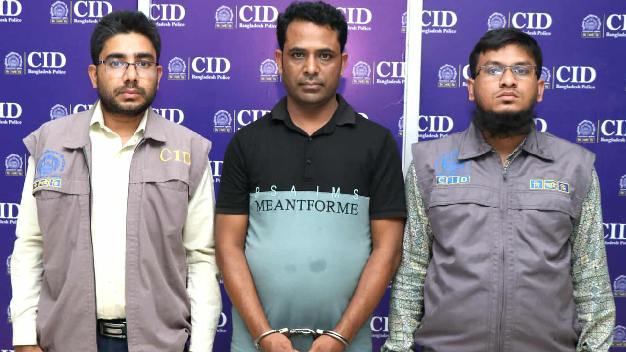 ব্ল্যাকমেইল করে অনৈতিক সুবিধা ও ৮ লাখ টাকা হাতিয়ে নেন শোয়াইব