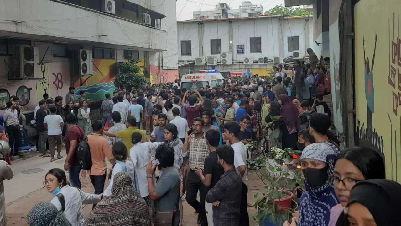 ৪ ঘণ্টা পরও হাসপাতালে আহতদের লাইন, জনতার ভিড়ে ব্যাহত উদ্ধার কাজ