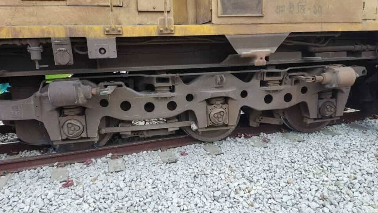 চার ঘণ্টা ধরে কুমিল্লায় লাইনচ্যুত হয়ে পড়ে আছে পাহাড়িকা এক্সপ্রেস 