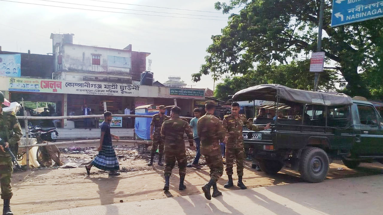 মুরাদনগরে বাসস্ট্যান্ডে দুই গ্রামবাসীর সংঘর্ষ, কাউন্টারে ভাঙচুর