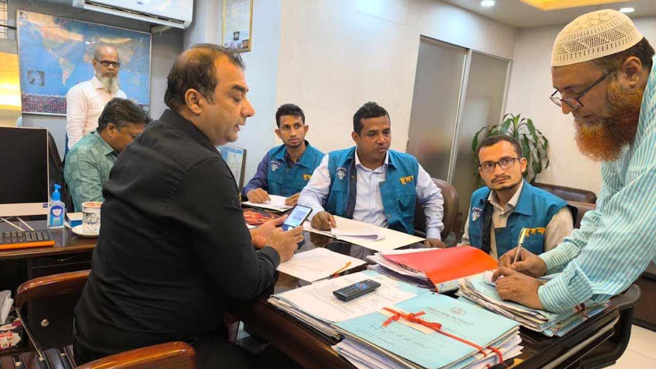 চসিকে যোগদানের পরপরই প্রকৌশলীর দায়িত্ব পান ৪ শ্রমিক