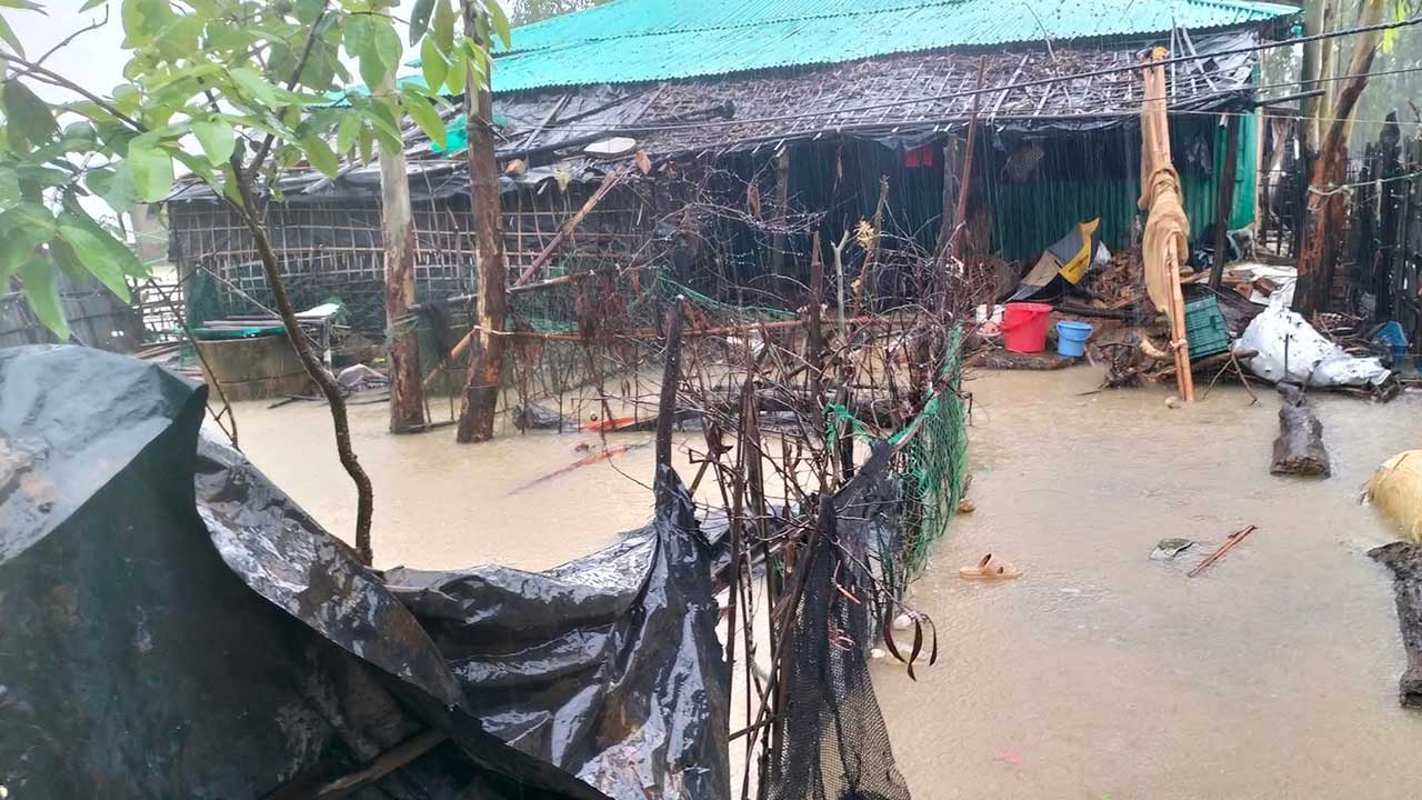 টানা বৃষ্টিতে কক্সবাজারের লাখো মানুষ পানিবন্দী