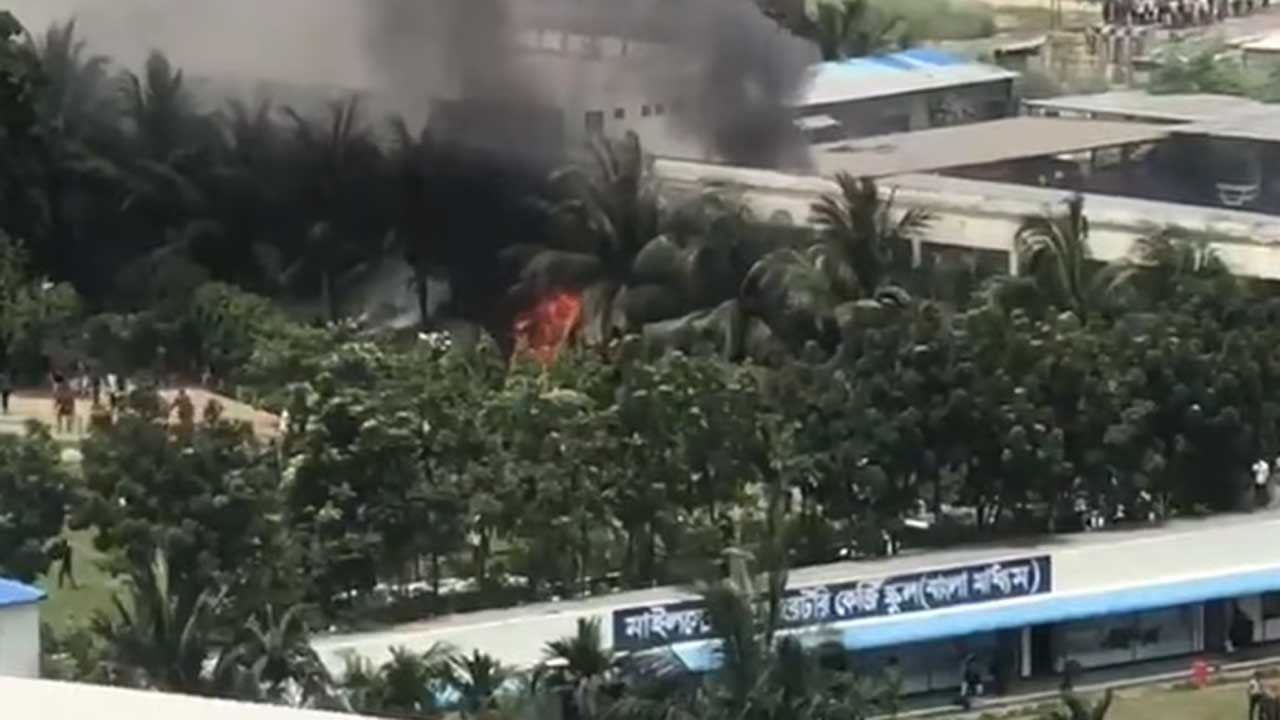 উত্তরায় প্রশিক্ষণ বিমান বিধ্বস্ত, উদ্ধার অভিযানে ফায়ারের ৮ ইউনিট