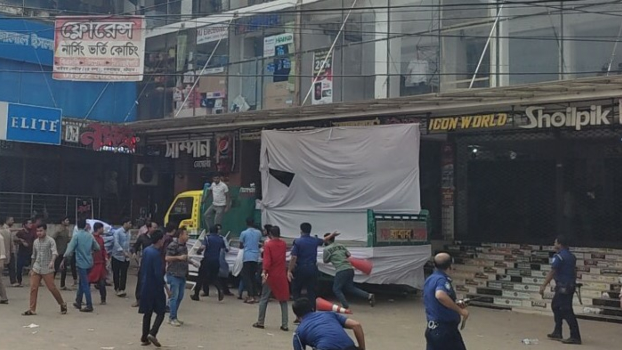 চকরিয়ায় এনসিপির মঞ্চ ভাংচুর আওয়ামী ফ্যাসিবাদের অনুসরণ