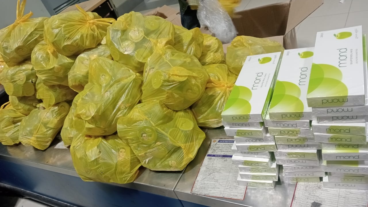 দুবাইফেরত দুই যাত্রীর ব্যাগে মিলল সিগারেট ও নিষিদ্ধ বিউটি ক্রিম