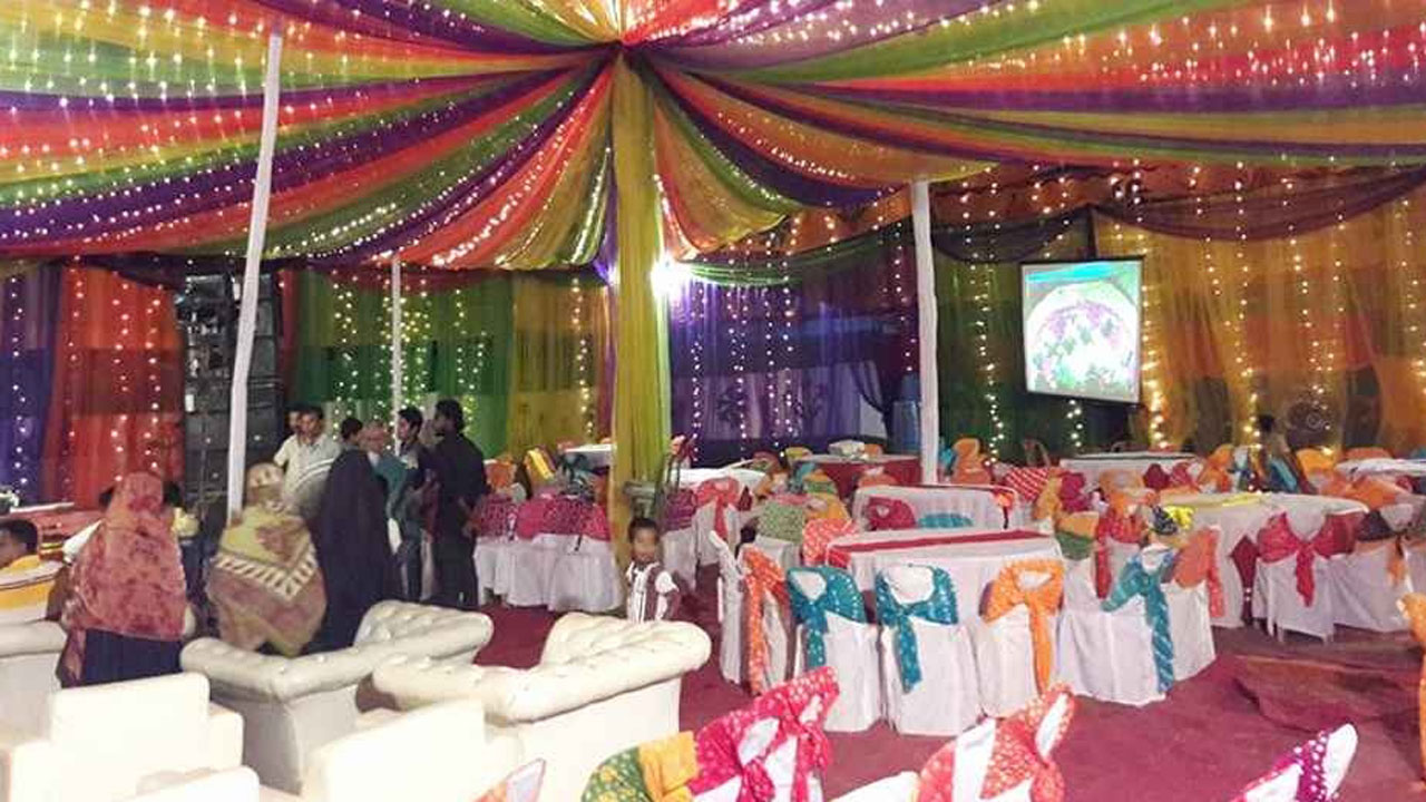 এক বিয়ের বরযাত্রী খেয়ে ফেলল আরেক বিয়ের খাবার