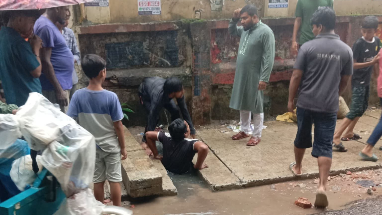 চট্টগ্রামে নালায় পড়ে শিশু নিখোঁজের খবর, তল্লাশি চালাচ্ছে ফায়ার সার্ভিস