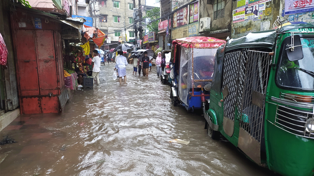 টানা বৃষ্টিতে চট্টগ্রামের বিভিন্ন এলাকায় জলাবদ্ধতা, পাহাড় ধসের শঙ্কা