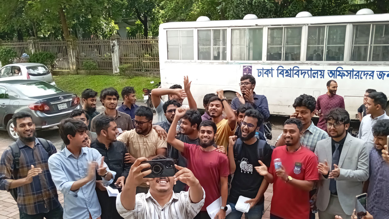 ডাকসু নির্বাচনের তারিখ ঘোষণায় শিক্ষার্থীদের উচ্ছ্বাস