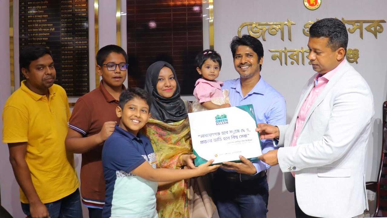 বৃক্ষরোপণ করে সন্তানের জন্মদিন পালন করা দম্পতিকে ডিসির চমক