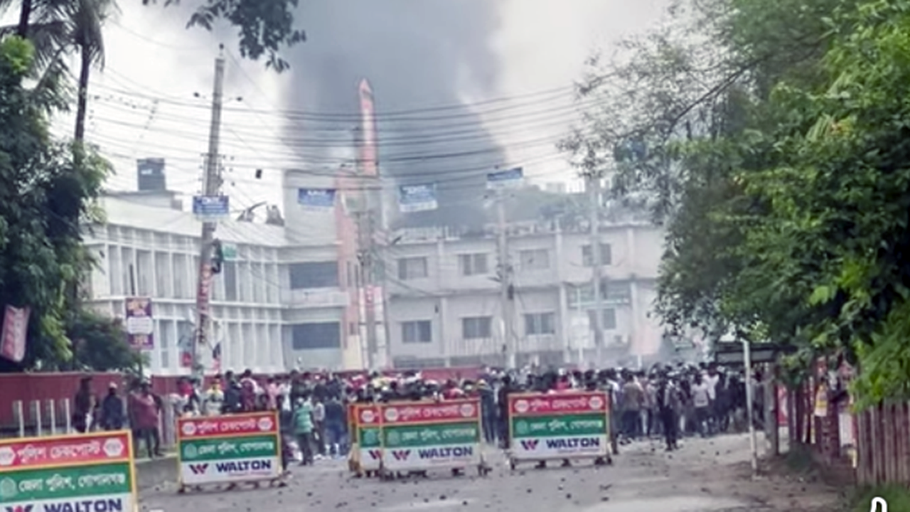 গোপালগঞ্জে ডিসির বাসভবনে হামলা