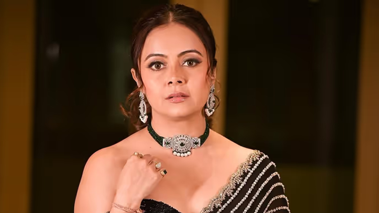 দেবলীনার সাত মাসের সন্তানকে নোংরা মন্তব্য, কড়া জবাব অভিনেত্রীর