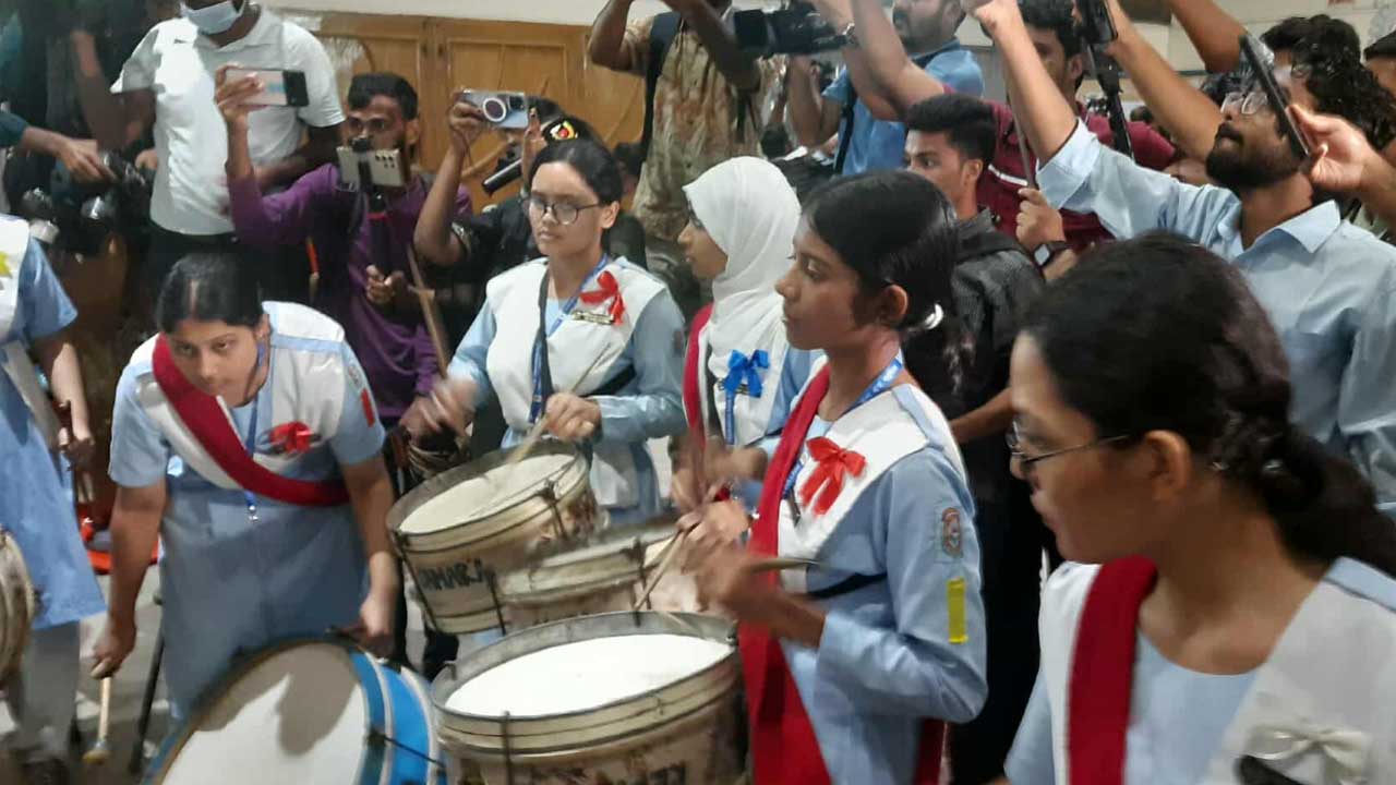 ড্রাম বাজিয়ে ভিকারুননিসার শিক্ষার্থীদের উল্লাস