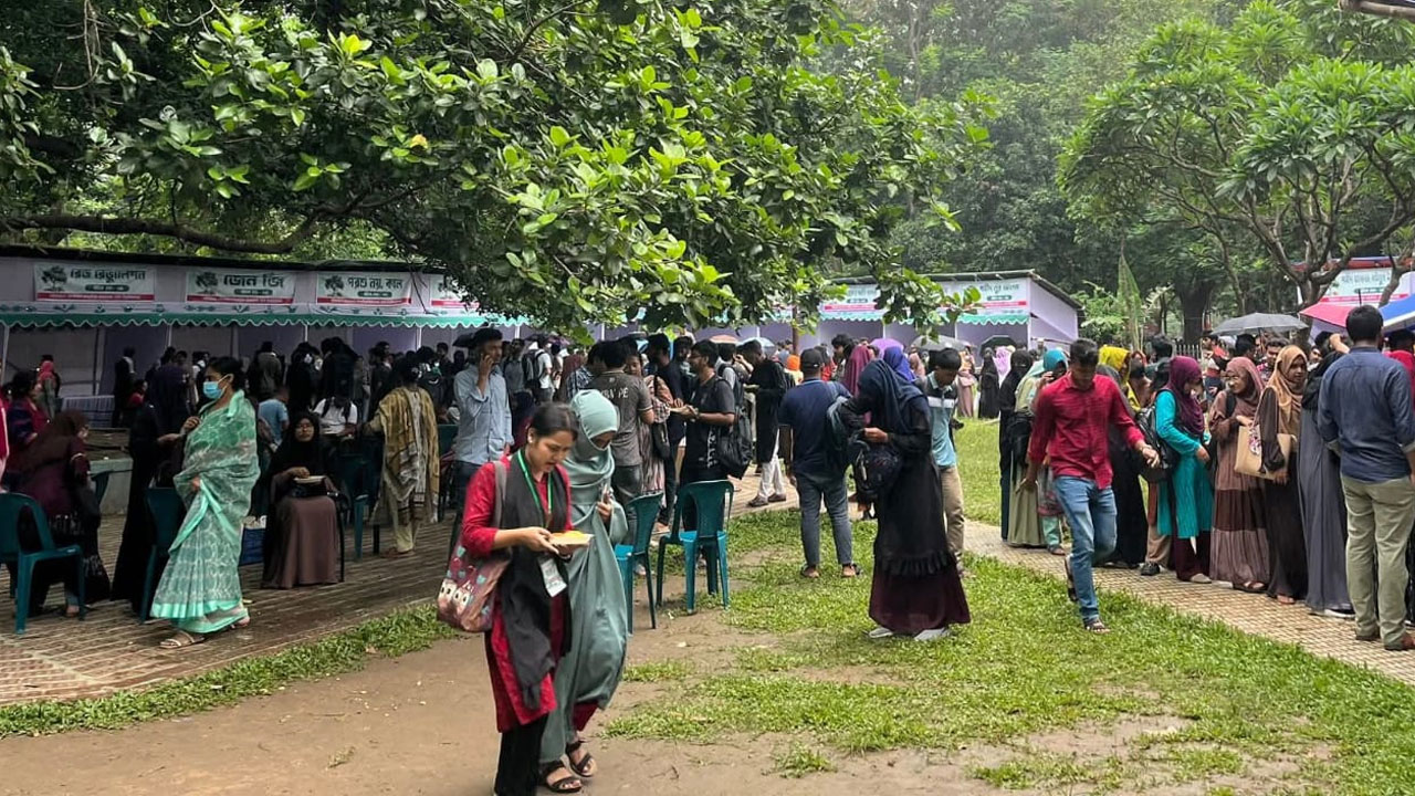 ঢাবিতে চলছে দুই দিনব্যাপী বৃক্ষমেলা ও ফল উৎসব
