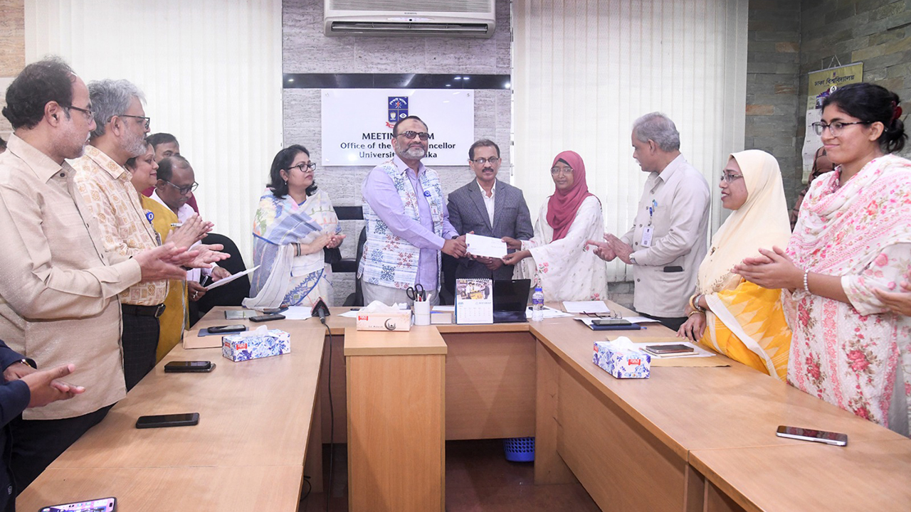 ঢাবিতে ৫ ছাত্রী হলের ৫৮৩ শিক্ষার্থীর জন্য আপৎকালীন আর্থিক সহায়তা শুরু