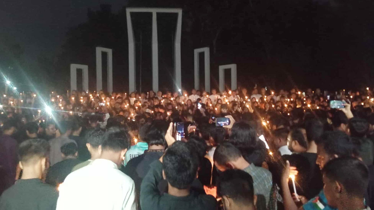 গণঅভ্যুত্থানে শহীদদের প্রতি শ্রদ্ধা জানিয়ে ছাত্রদলের মোমবাতি প্রজ্বলন