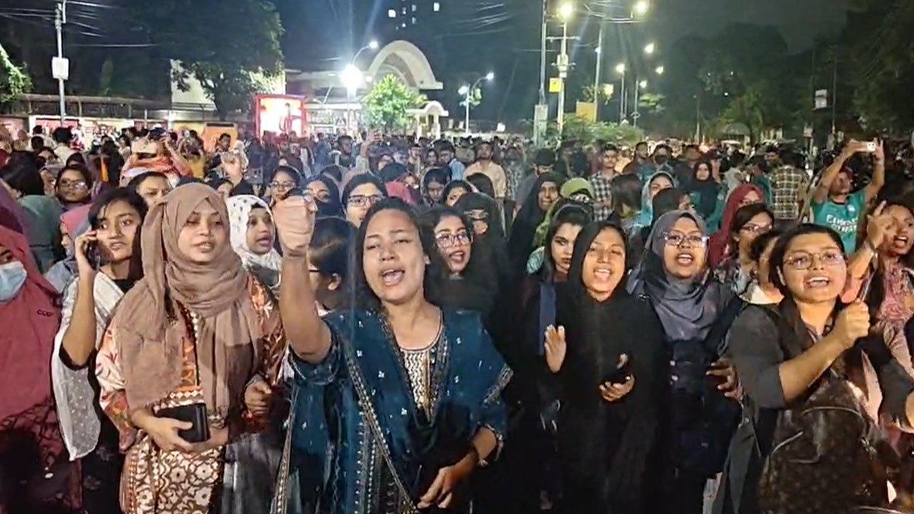 ঢাবিতে আবারও ‘তুমি কে, আমি কে, রাজাকার, রাজাকার’ স্লোগান