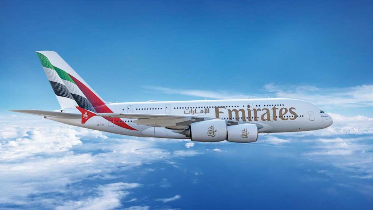 হুইলচেয়ার চাওয়ার পরও না দিয়ে হাঁটানো হলো সত্তরোর্ধ্ব যাত্রীকে