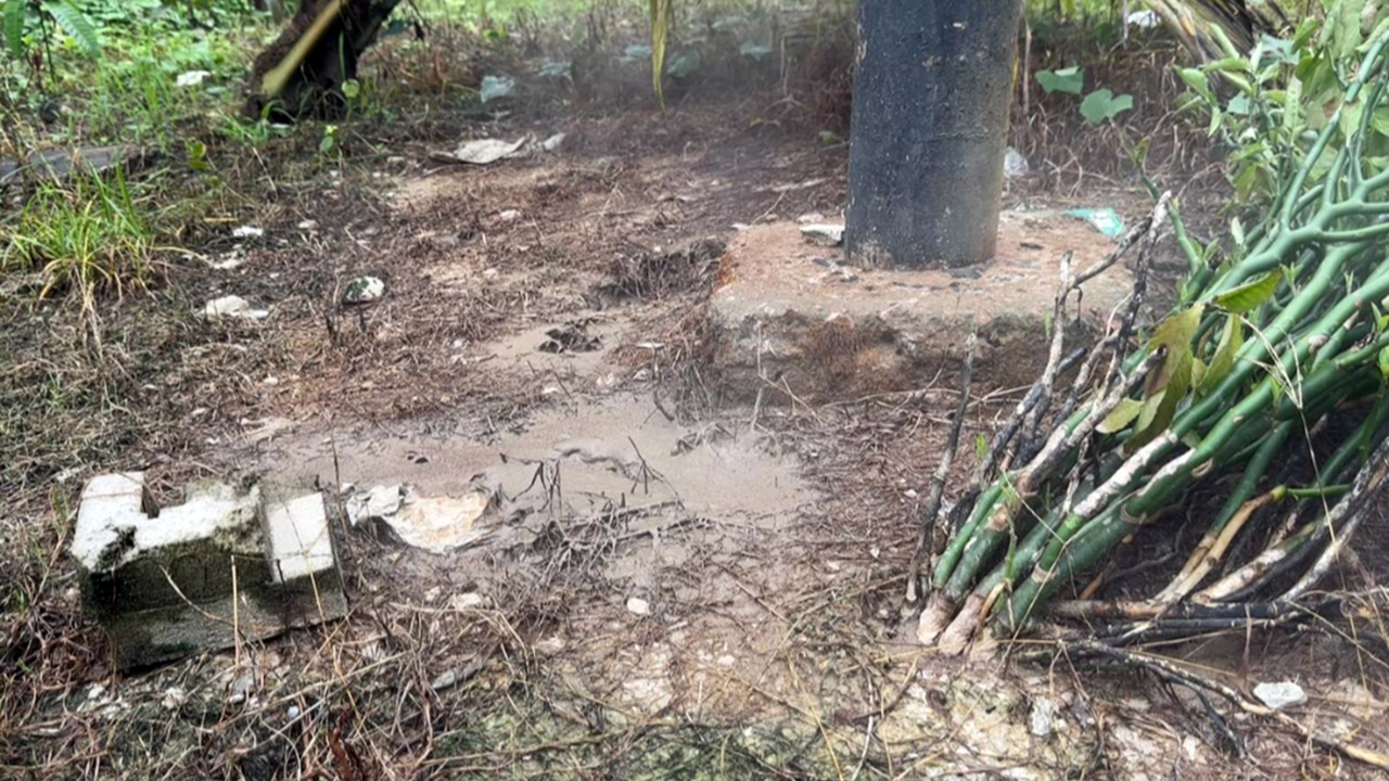 ফরিদপুরে মাটি ফেটে বের হচ্ছে দুর্গন্ধযুক্ত ধোঁয়া