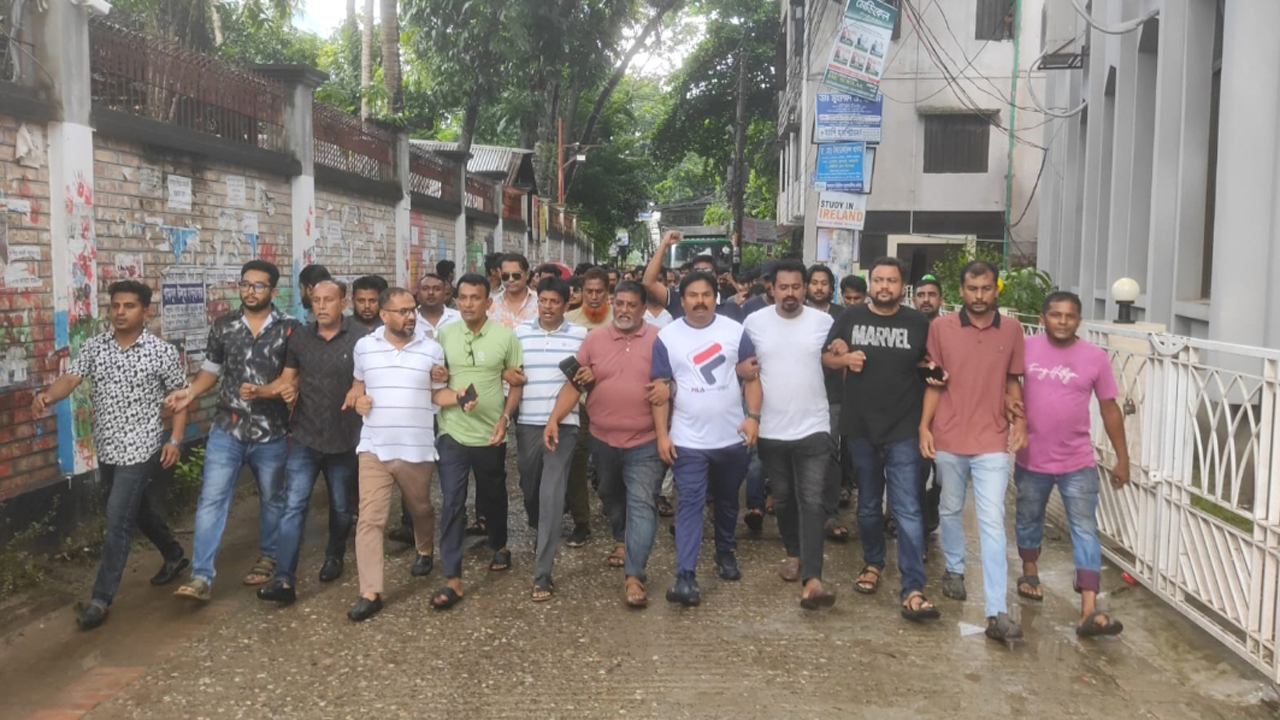 ফরিদপুরে এ কে আজাদের বাড়িতে চড়াও হলেন বিএনপি নেতাকর্মীরা