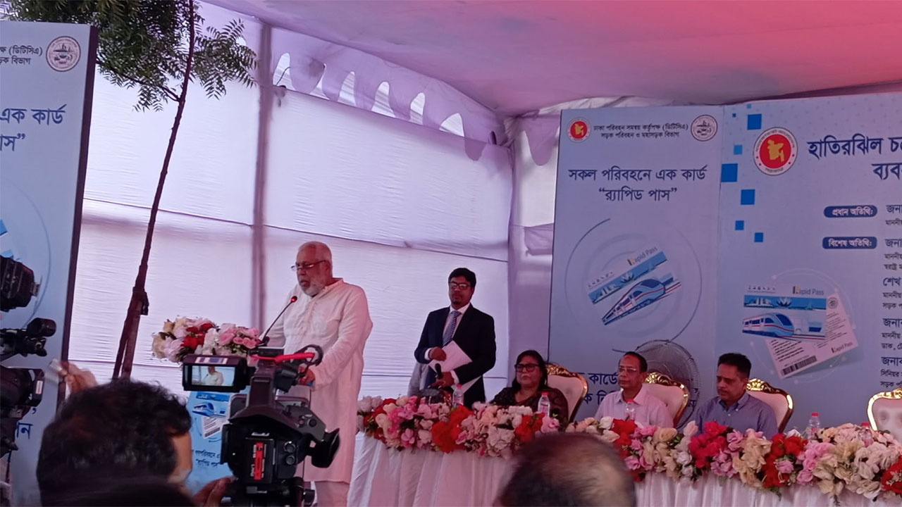 সড়কে এমন সব যানবাহন আছে, যা থাকার কথা নয় : সড়ক উপদেষ্টা