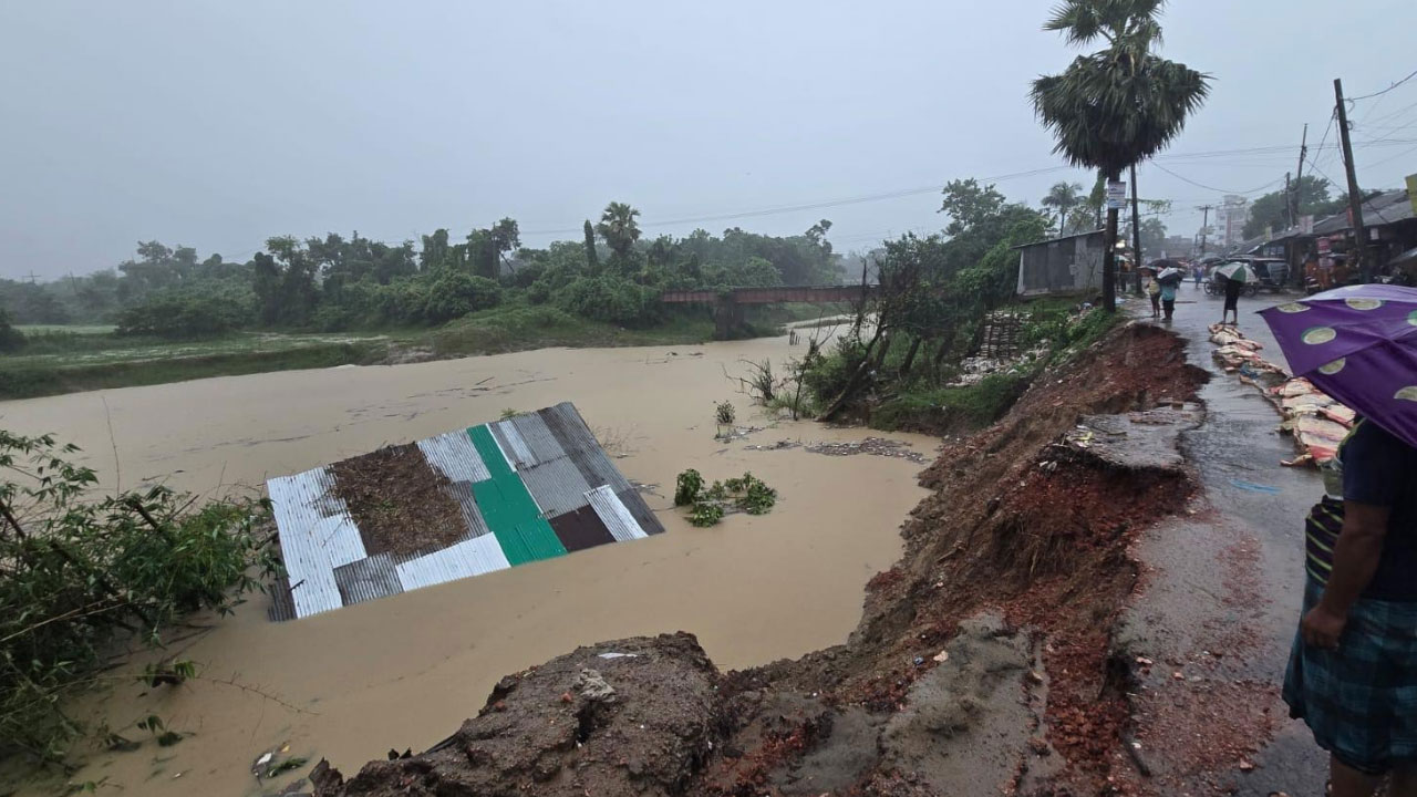 ফেনীতে ২৪ ঘণ্টায় সর্বোচ্চ বৃষ্টিপাত রেকর্ড, ধসে পড়েছে দোকান-পাট
